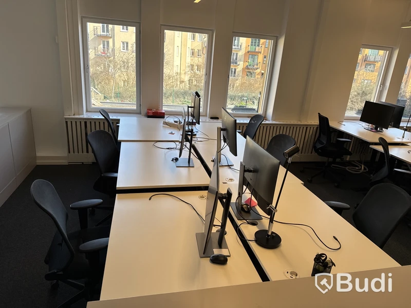 6 st. höj- och sänkbara skrivbord, 6 st. kontorsstolar och 5 st. datorskärmar