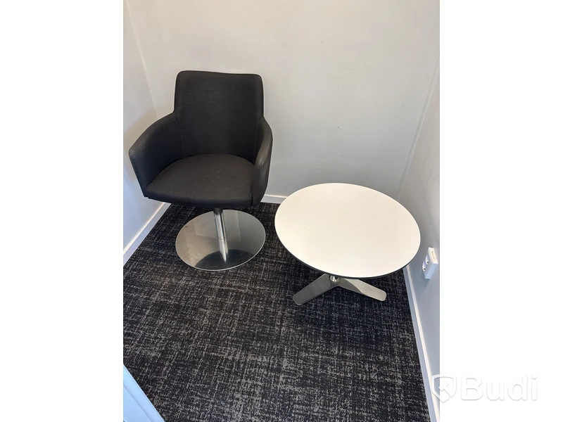 Snurrfåtölj och satsbord