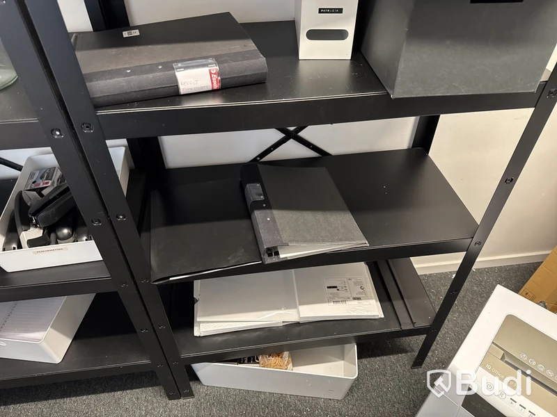 4 st. hyllor med diverse kontorsmaterial