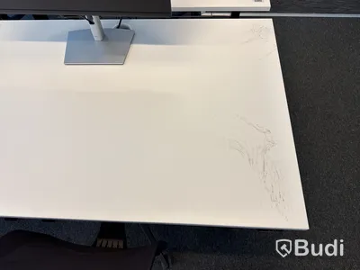 Höj- och sänkbart skrivbord med kontorsstol och datorskärm