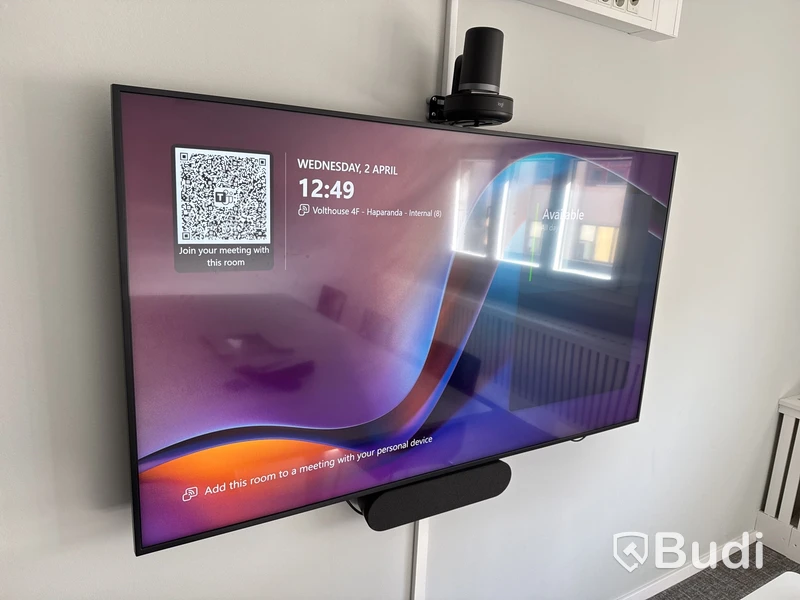Konferensutrustning med kamera och TV-skärm