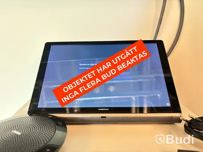 Konferensutrustning, inklusive skärm, högtalare och kamera