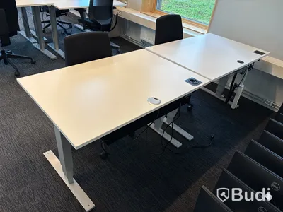 2 st. Höj- och sänkbart skrivbord och 2 st. Kontorsstolar
