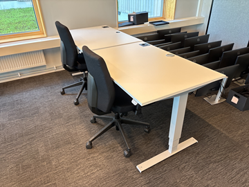 2 st. Höj- och sänkbart skrivbord och 2 st. Kontorsstolar