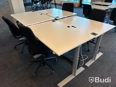 4 st. Höj- och sänkbara skrivbord och 4 st. Kontorsstolar