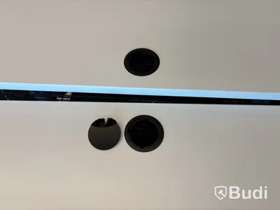 4 st. Höj- och sänkbara skrivbord och 4 st. Kontorsstolar