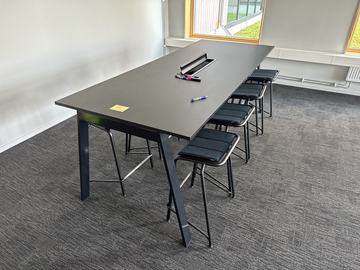 Konferensbord med 8 st. Pallar