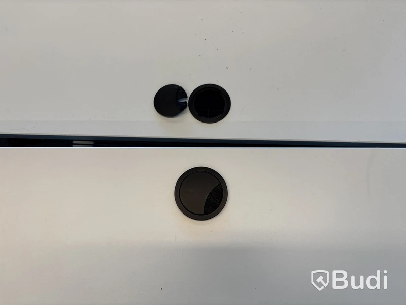 4 st. Höj- och sänkbara skrivbord och 4 st. Kontorsstolar