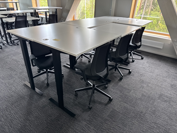 6 st. Höj- och sänkbara skrivbord Edsbyn och 6 st. kontorsstolar Profim