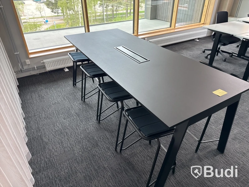 Konferensbord med 8 st. Pallar