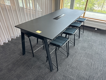 Konferensbord med 8 st. Pallar