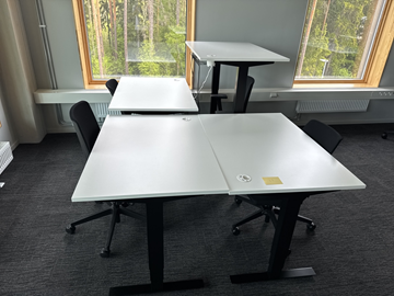 4 st. Höj- och sänkbara skrivbord Edsbyn och 4 st. kontorsstolar Profim