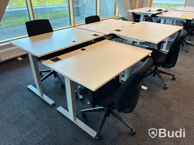 4 st. Höj- och sänkbara skrivbord och 4 st. Kontorsstolar