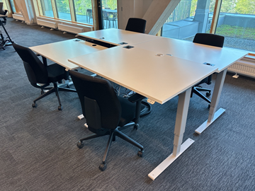 4 st. Höj- och sänkbara skrivbord och 4 st. Kontorsstolar