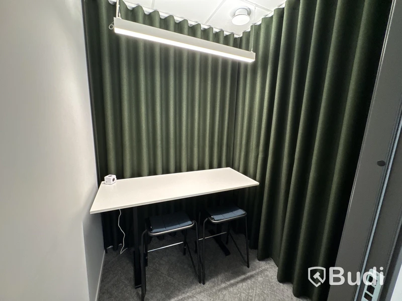 Bord, 2 st. Pallar Lammhults och 2 st. Gardiner