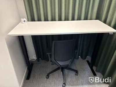 Höj- och sänkbart bord, stol och 2 st. Gardiner