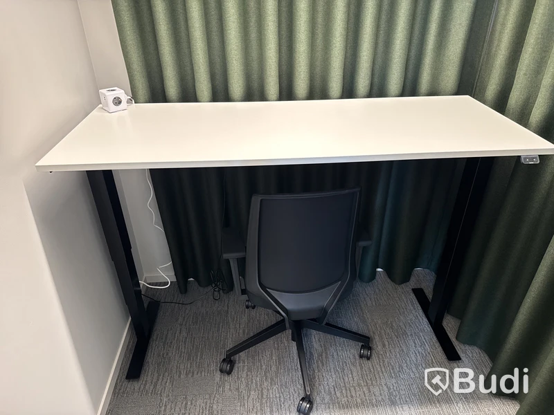 Höj- och sänkbart bord, stol och 2 st. Gardiner