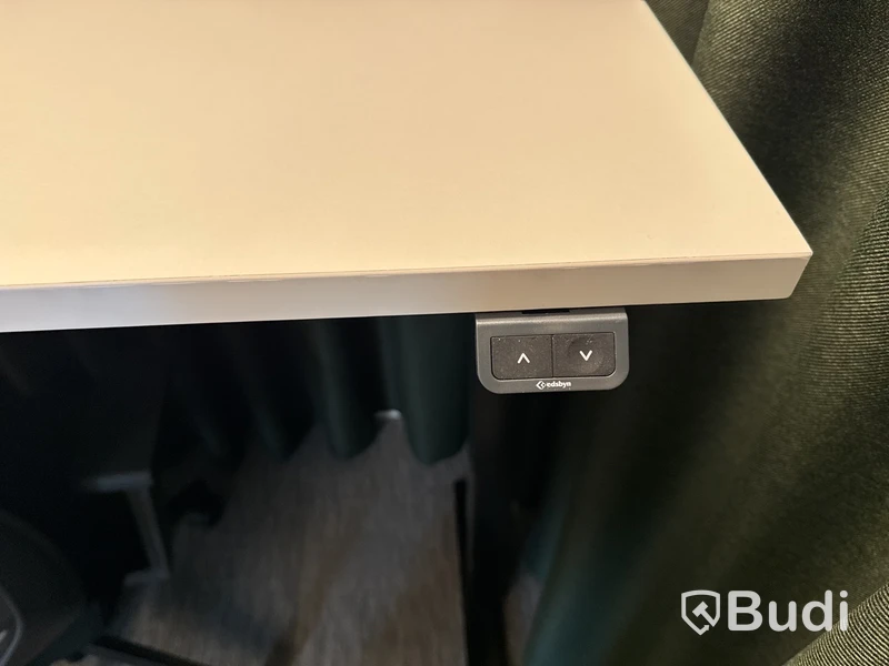Höj- och sänkbart bord, stol och 2 st. Gardiner