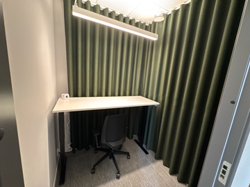 Höj- och sänkbart bord, stol och 2 st. Gardiner 