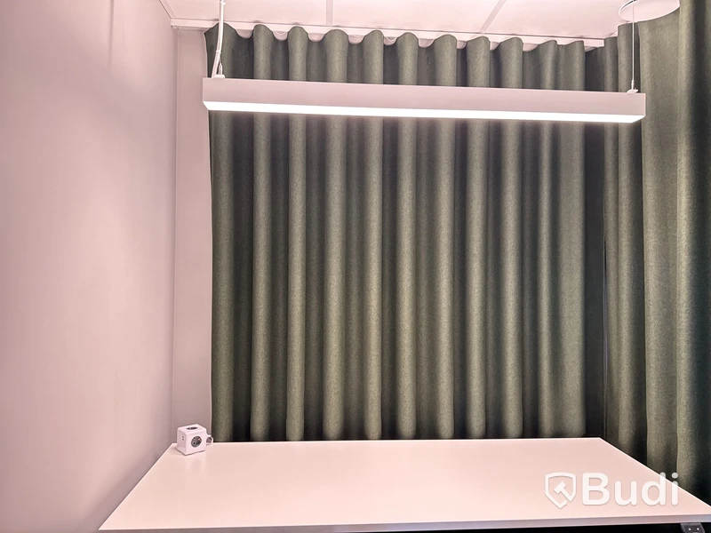 Höj- och sänkbart bord, stol och 2 st. Gardiner