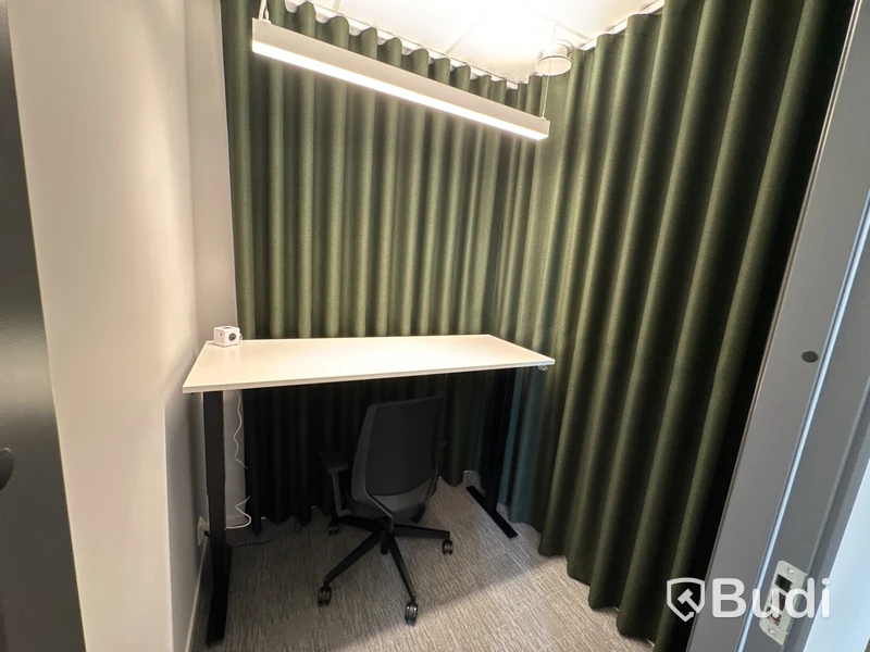Höj- och sänkbart bord, stol och 2 st. Gardiner