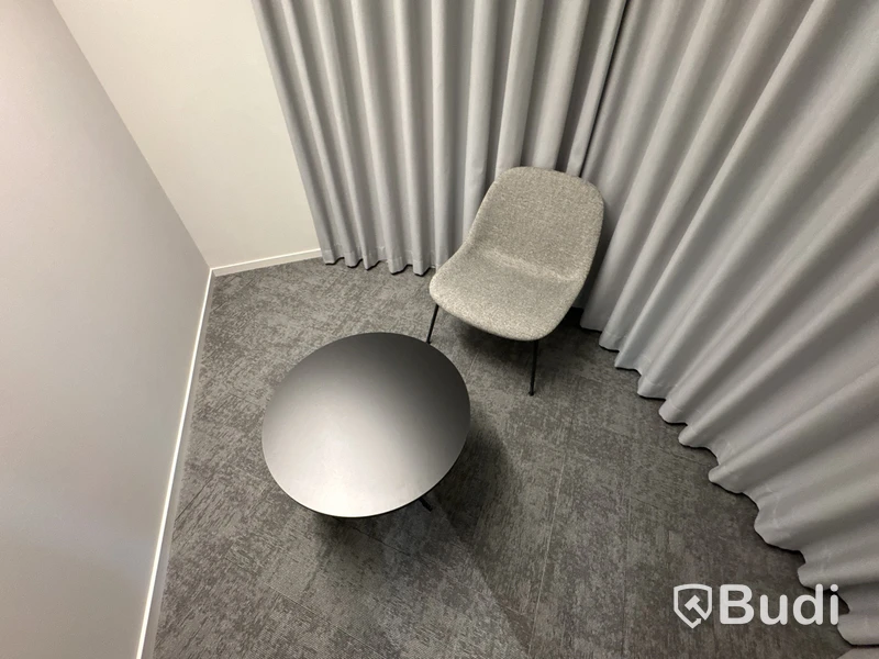 Bord, stol och 2 st. Gardiner