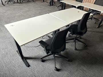 2 st. Höj- och sänkbara skrivbord Edsbyn och 2 st. kontorsstolar Profim