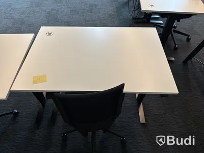 Höj- och sänkbart skrivbord Edsbyn och kontorsstol Profim