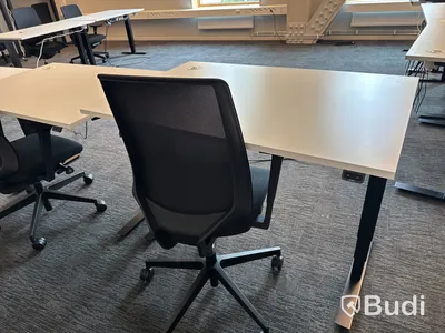 Höj- och sänkbart skrivbord Edsbyn och kontorsstol Profim