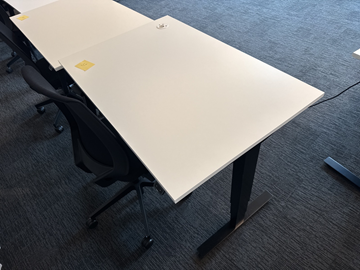 Höj- och sänkbart skrivbord Edsbyn och kontorsstol Profim