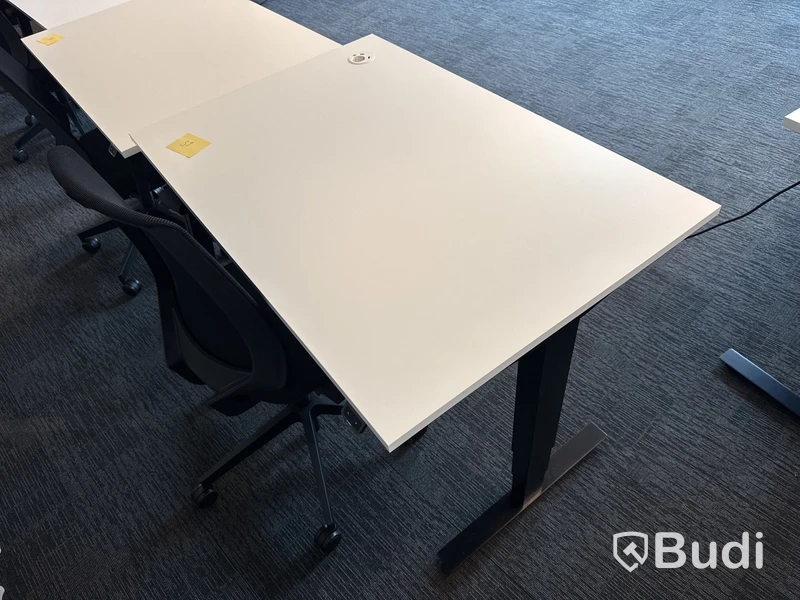 Höj- och sänkbart skrivbord Edsbyn och kontorsstol Profim