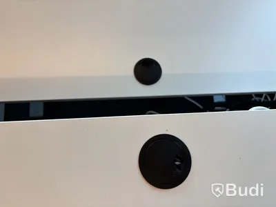 4 st. Höj- och sänkbara skrivbord och 4 st. Kontorsstolar