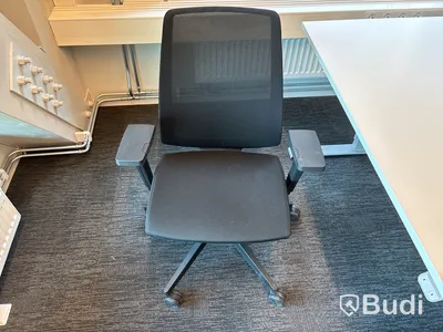 4 st. Höj- och sänkbara skrivbord och 4 st. Kontorsstolar