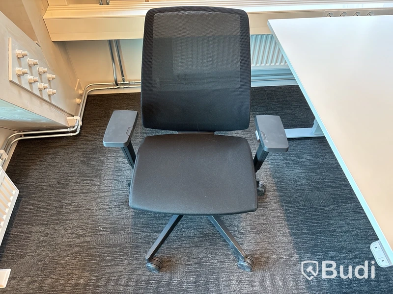 4 st. Höj- och sänkbara skrivbord och 4 st. Kontorsstolar