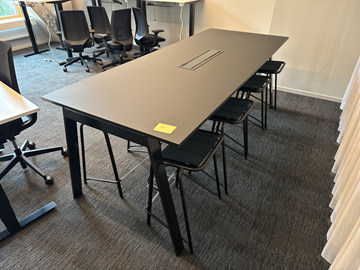 Konferensbord med 8 st. Pallar