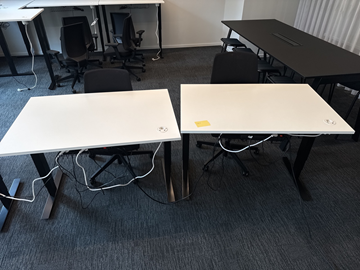 2 st. Höj- och sänkbara skrivbord Edsbyn och 2 st. kontorsstolar Profim