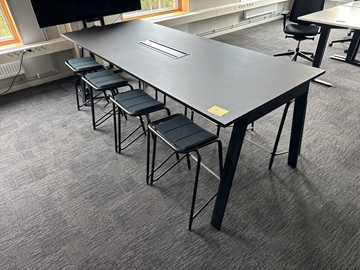 Konferensbord med 8 st. Pallar
