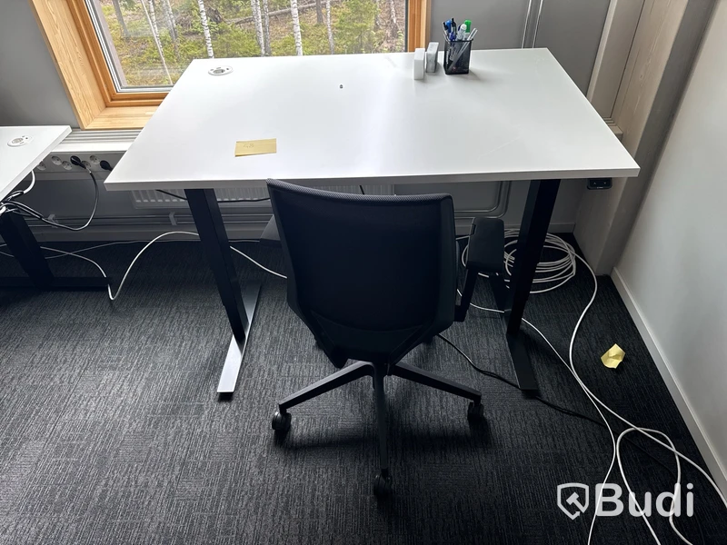 Höj- och sänkbart skrivbord Edsbyn och kontorsstol Profim
