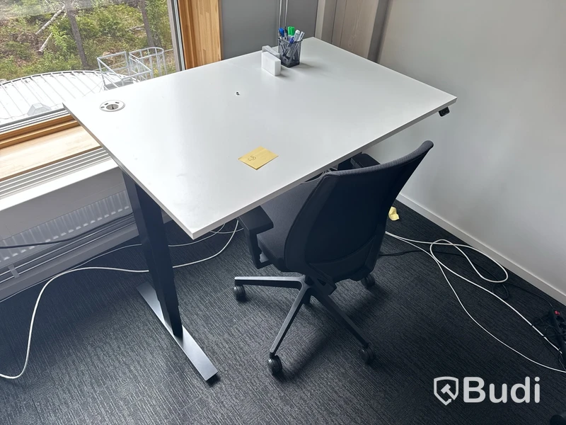 Höj- och sänkbart skrivbord Edsbyn och kontorsstol Profim