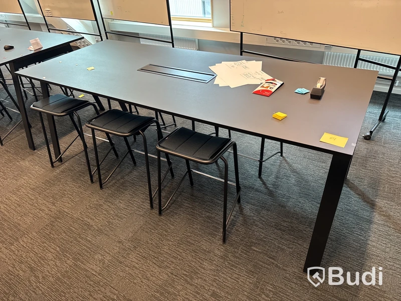 Konferensbord med 6 st. Pallar