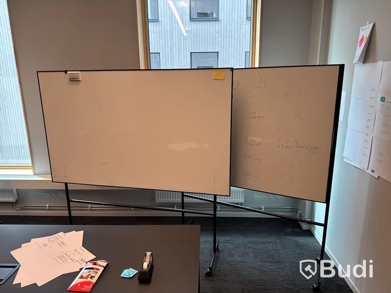 2 st. Whiteboard-tavlor med hjul, olika storlekar