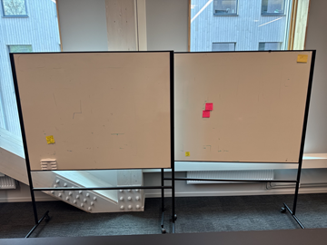 2 st. Whiteboard-tavlor på hjul 