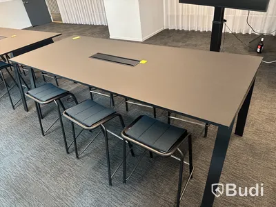 Konferensbord med 6 st. Pallar