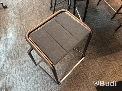 Konferensbord med 6 st. Pallar