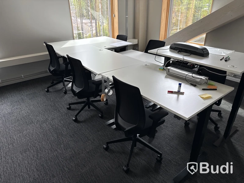 6 st. Höj- och sänkbara skrivbord Edsbyn och 6 st. kontorsstolar Profim