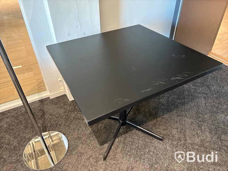 Bord och klädhängare