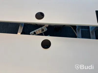 4 st. Höj- och sänkbara skrivbord och 4 st. Kontorsstolar