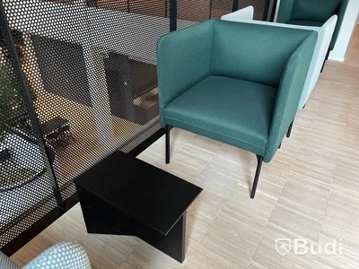 2 st. Fåtöljer samt 1 st. Bord