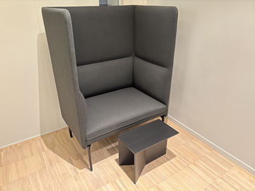 Ljudabsorberande soffa fora form och bord 