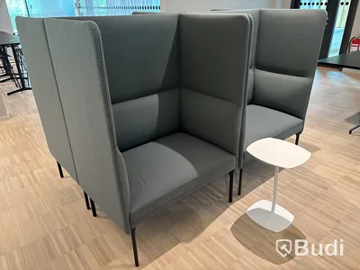 2 st. Ljudabsorberande soffor fora form och bord